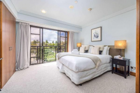 Heart of Auckland 1BR Gem with Pool and Gym Access